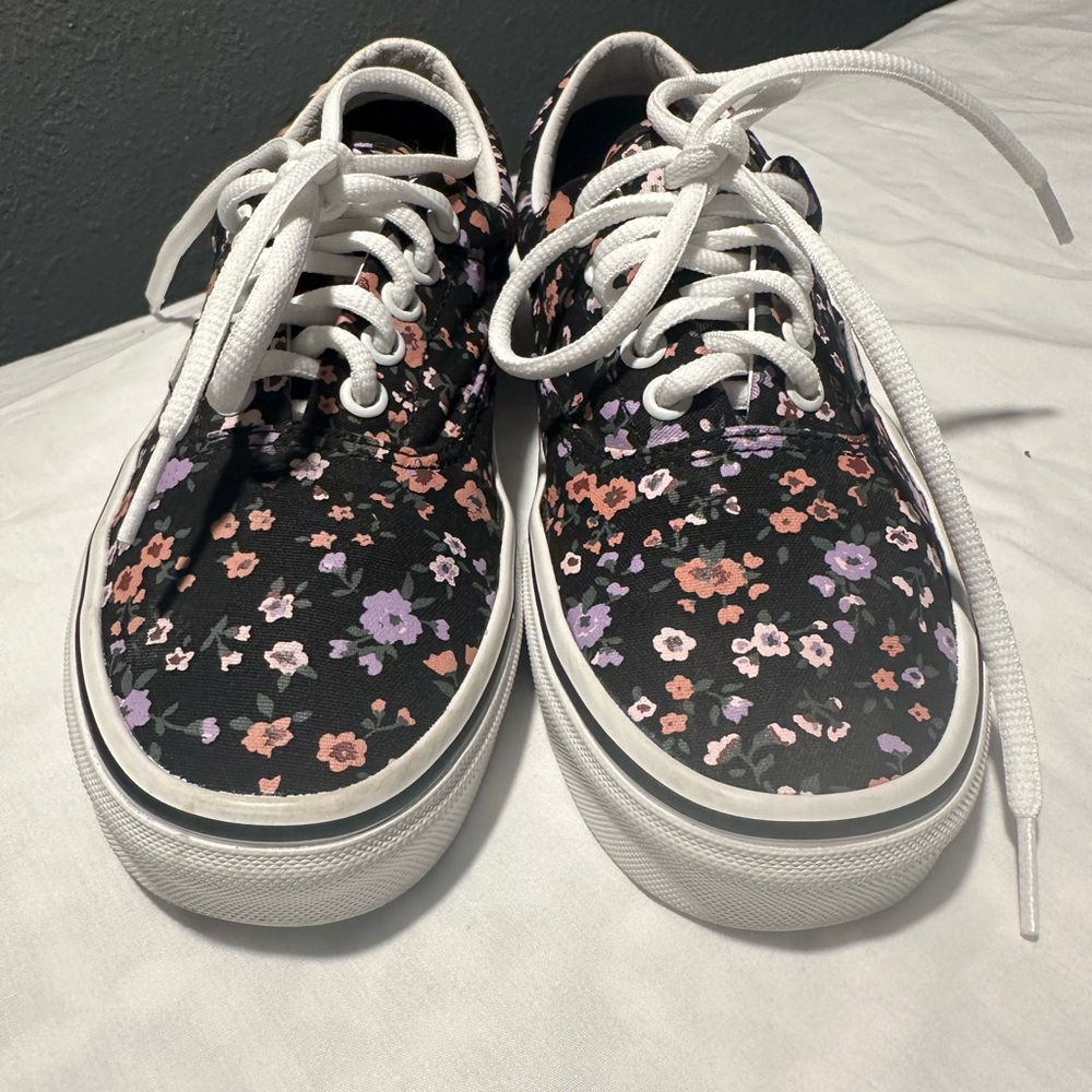 Vans Black Floral Canvas Sneakers size US 7.0 men 8.5 women .